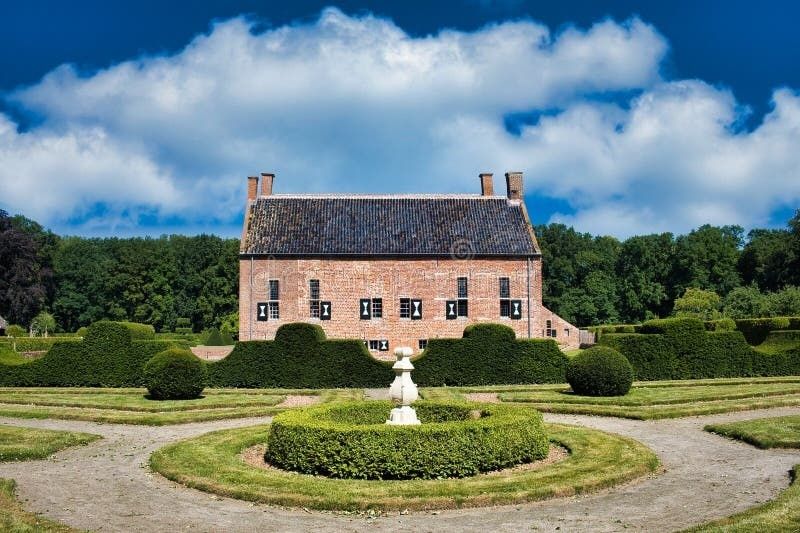 Menkemaborg met formele tuin, buxushagen en een centraal beeld